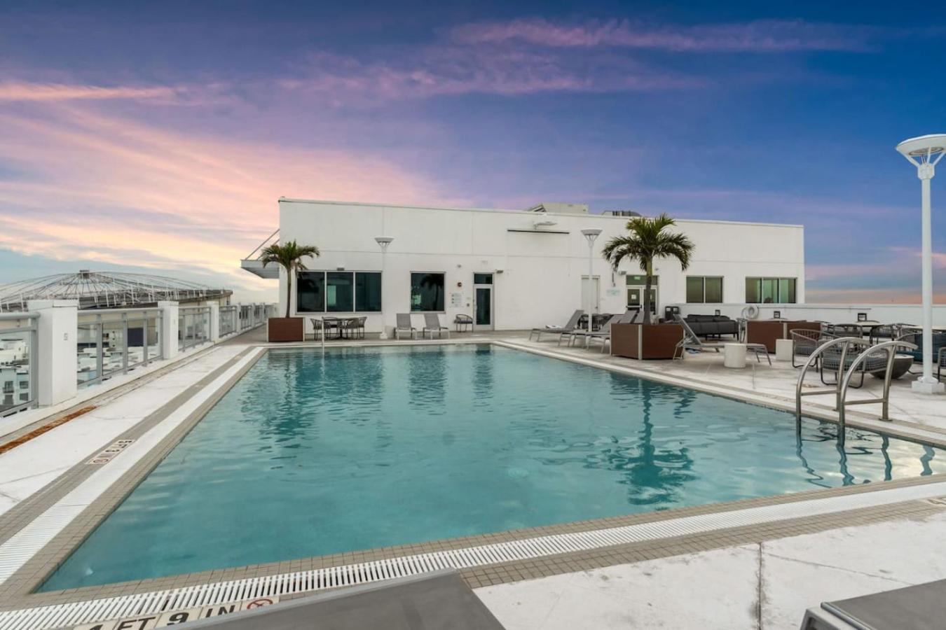 סיינט פיטרסברג Modern 2 Bed Getaway Steps From Tropicana Field מראה חיצוני תמונה