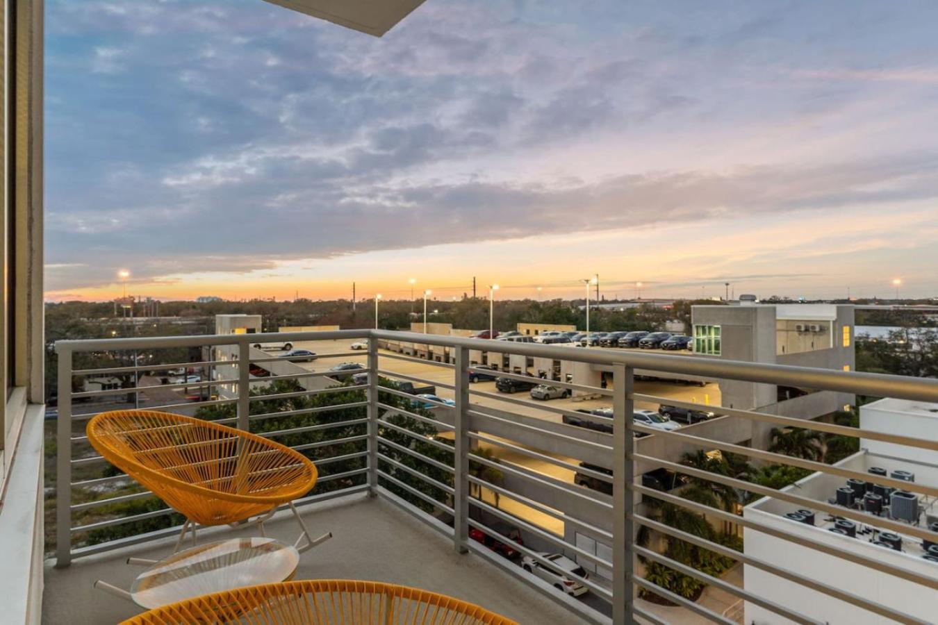 סיינט פיטרסברג Modern 2 Bed Getaway Steps From Tropicana Field מראה חיצוני תמונה